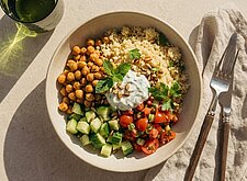 Image of Kichererbsen Couscous Bowl mit Gurke und Tomatensalsa