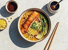 Image of Ramen mit gebratenem Lachs und Mais
