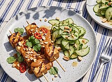 Image of Tofu Satay mit Gurkensalat und Erdnüssen