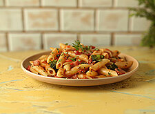 Image of Penne mit Tomaten-Brokkoli-Speck-Sauce