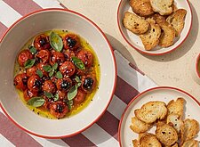 Image of Grilled Tomato Salsa mit Brotchips