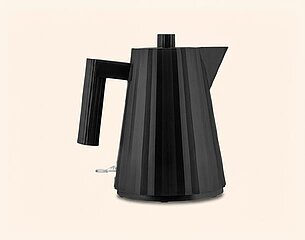 Der Wasserkocher hat ein modernes, geradliniges Design in schwarzer Farbe und ist mit vertikalen Rillen verziert. Der Ausguss ist schmal und der Griff ist ergonomisch geformt, um eine einfache Handhabung zu gewährleisten.