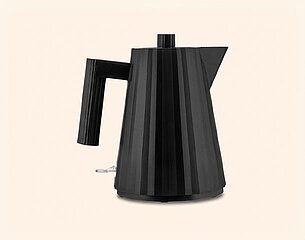Der Wasserkocher hat ein modernes, geradliniges Design in schwarzer Farbe und ist mit vertikalen Rillen verziert. Der Ausguss ist schmal und der Griff ist ergonomisch geformt, um eine einfache Handhabung zu gewährleisten.