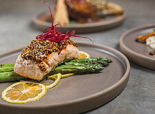 Image of Lachs mit Teriyaki-Nusskruste auf geröstetem Spargel