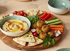 Image of Veggie-Board mit Hummus und Falafel