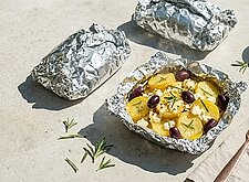 Image of Folienkartoffeln mit Käse und Oliven