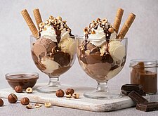 Image of Nougat Eisbecher mit Schlagobers