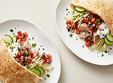 Image of Thunfisch Pita mit Kohlrabi und Tomatensalsa