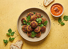Image of Hackfleisch-Bällchen mit pikantem Dip