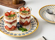 Image of Erdbeer-Dessert im Becher