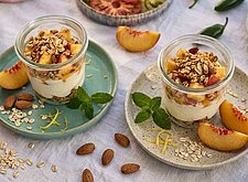 Image of Joghurt Creme mit Pfirsich und Knusperhafer