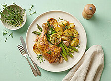 Image of Geschmorte Hühnerkeule mit Spargel