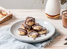 Image of Poffertjes mit Puderzucker und Nutella