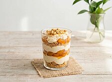 Image of Schnelles Mascarpone-Dessert mit Amaretti und Aprikosen