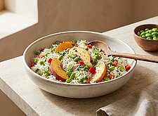 Image of Kalter Reissalat mit Pfirsich und Edamame