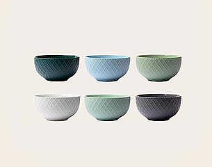 Ein Set von Müslischalen in verschiedenen Farben und Designs, einschließlich einer Verpackung. Die Schalen haben eine strukturierte Oberfläche und sind in den Farben Schwarz, Rosa, Blau, Grün und Weiß erhältlich. Die Schalen sind für den täglichen Gebrauch gedacht.