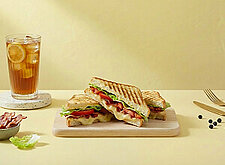 Image of Toastsandwich mit Emmentaler, Speck und Gemüse