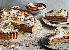 Image of Rhabarberkuchen mit Sahneguß und Baiserhaube