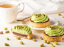 Image of Pistazien-Tartelettes mit Schokoladenganache