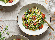Image of Zucchini Pasta mit Tomaten und Ruccola