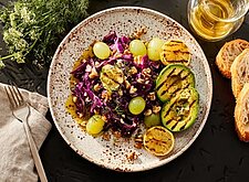 Image of Rotkohlsalat mit gegrillter Avocado
