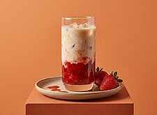 Image of Erdbeersirup mit Pflanzenmilch