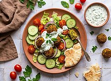 Image of Kalter Falafel-Teller mit Kräuterjoghurt
