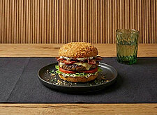 Image of Burger mit Trüffel Mayonnaise, Speck und Käse