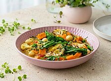 Image of Süßkartoffelcurry mit zweierlei Kohl und Macadamianuss
