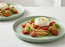 Image of Pasta mit Tomaten, Basilikum und Burrata