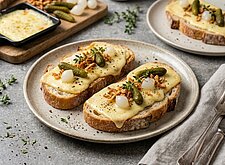 Image of Raclette Brote mit Pickles und Röstzwiebeln