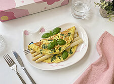 Image of Basilikum-Omeletts mit Spargel