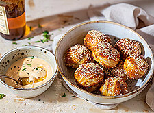 Image of Brezel-Bites mit Bier-Käse-Dip