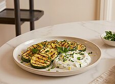 Image of Gegrillte Zucchini mit Kräuterjoghurt