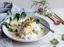 Image of Pochiertes Kokos Hähnchen mit Pak Choi