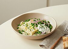 Image of Ofen Feta mit Erbsen und Schnittlauch Sauerrahm