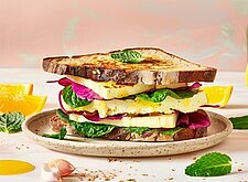 Image of Halloumi Stulle mit Curry Dattel Creme