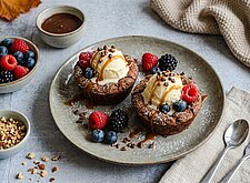 Image of Brownie Cups mit Vanilleeis und Beeren