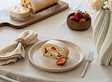 Image of Erdbeerroulade mit Vanillecreme