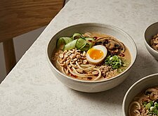 Image of Peanut Ramen mit Gurke und Erdnüssen