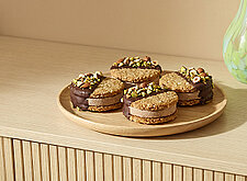 Image of Bananen-Eis Sandwich mit Schokolade und Pistazien