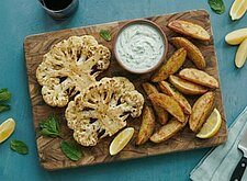 Image of Blumenkohl-Steaks mit Minz-Dip und Kartoffelspalten