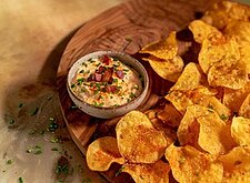 Image of Kartoffelchips mit Sauerrahm-Speck-Dip