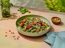 Image of Makkaroni mit Basilikumpesto und Tomaten