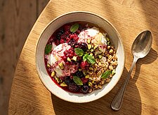 Image of Joghurt Eisbecher mit Beeren