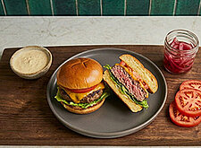 Image of Lamm Burger mit Rotweinzwiebeln und Spicy Mayo