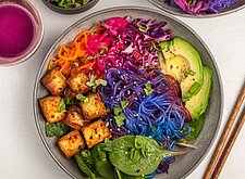 Image of Regenbogen Nudeln mit Tofu und Rotkohlsalat