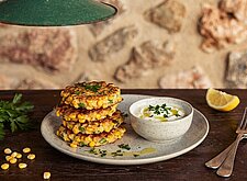 Image of Mais-Fritters mit Joghurt-Dip