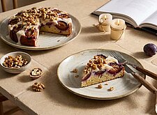 Image of Pflaumenkuchen mit Joghurtguss und Walnusskrokant