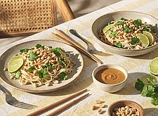 Image of Reisnudel Salat mit Erdnuss Limetten Dressing